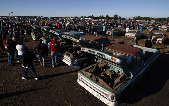 Potential buyers and car enthusiast check out the vintage automobiles from the Lambrecht Collection before being put up for auction in Pierce, Nebraska September 28, 2013. Over 500 classic cars and trucks from an inventory collected by Ray and Mildred Lambrecht will be sold over the weekend. REUTERS/Jim Urquhart  (UNITED STATES)