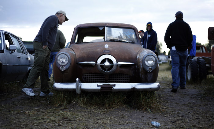 Potential buyers and car enthusiast check out a vintage 1950 Studebaker from the Lambrecht Collection before being put up for auction in Pierce, Nebraska, September 28, 2013. Over 500 classic cars and trucks from an inventory collected by Ray and Mildred Lambrecht will be sold over the weekend. REUTERS/Jim Urquhart  (UNITED STATES)